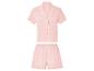 Pyjama rose clair : haut boutonné à manches courtes et short assorti.