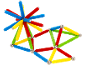 Jeux de construction magnétiques colorés, assemblés en une forme complexe.