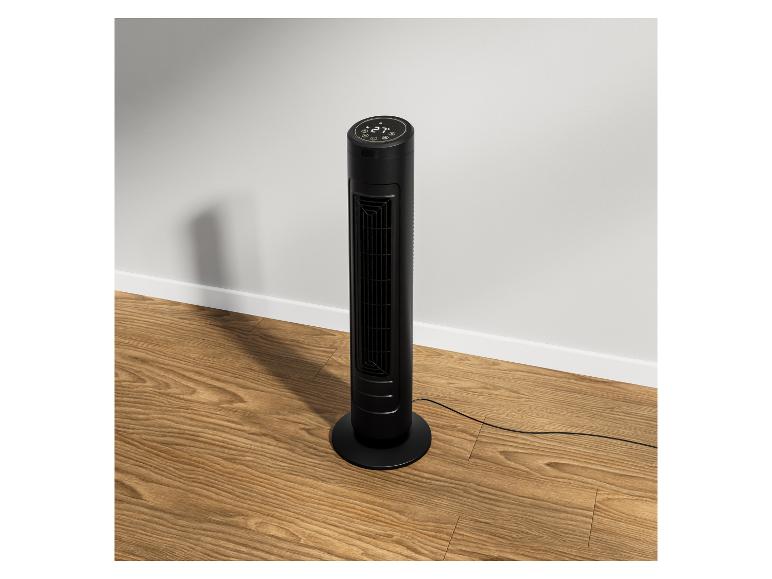 Ventilateur tour noir sur sol en bois.