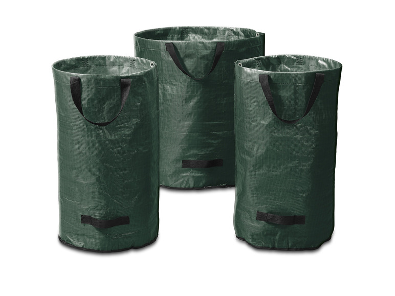 Trois sacs poubelle verts pour les déchets de jardin.