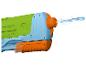 Pistolet à eau coloré vert, bleu et orange, projetant de l'eau.
