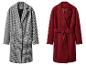 Deux longs manteaux : un pied-de-poule noir et blanc, un rouge avec ceinture.