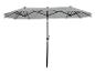 Parasol rectangulaire gris avec mât noir.