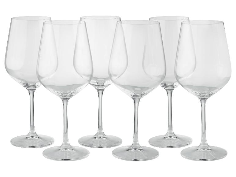 Ensemble de six verres à vin transparents.