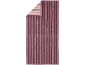 Serviette de bain rayée bordeaux et beige, pliée dans le coin supérieur gauche.