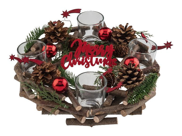 Guirlande de Noël avec des bougeoirs en verre, des pommes de pin et des décorations de Noël rouges.