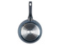 Une poêle bleue avec une poignée noire de Russell Hobbs.