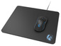 Un tapis de souris noir avec une souris de jeu et un logo gorille.