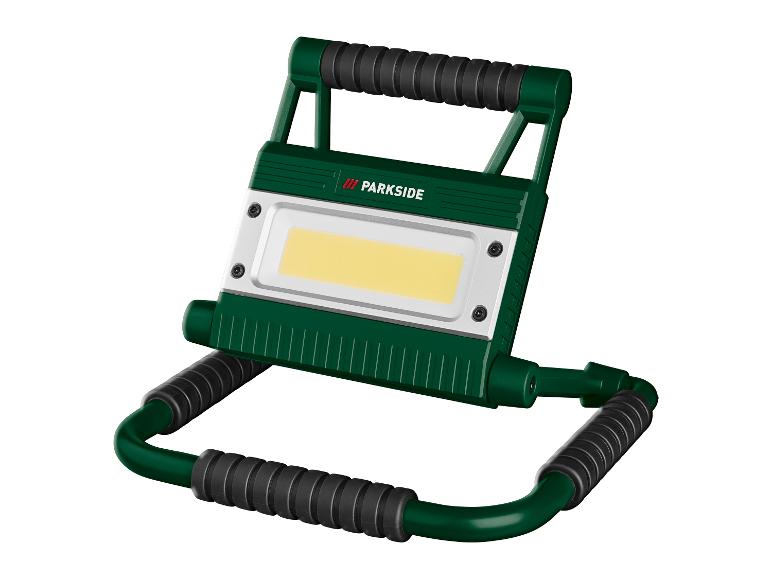 Une lampe de travail LED portable verte et noire avec un panneau lumineux jaune vif.