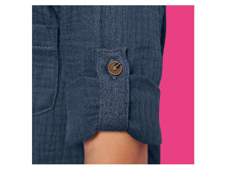 Chemise en lin bleu foncé avec manches retroussées et bouton