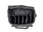 Un sac gris ouvert avec plusieurs compartiments pour ranger des outils.