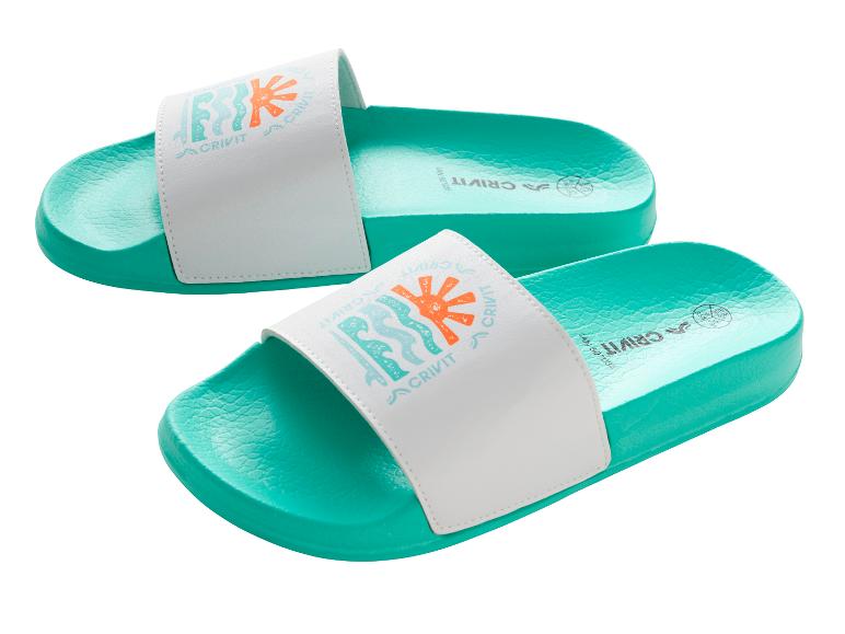 Deux claquettes turquoise avec une sangle blanche et un motif coloré de soleil et de vagues.