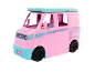 Camping-car rose et bleu ciel pour poupées avec logo sur le côté.