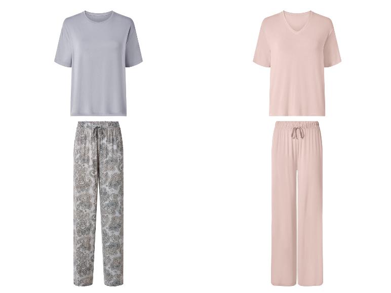 Deux ensembles de pyjamas pour femmes : un gris uni avec un pantalon à motifs cachemire, et un rose uni.