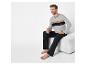 Homme en pyjama J.S. Grand Polo gris à manches longues et pantalon noir.