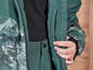 Une veste et un pantalon verts avec un motif camouflage.