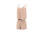Ensemble de pyjama deux pièces beige avec débardeur à fines bretelles et short.