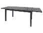 Une table de jardin noire extensible.
