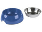 Un bol bleu pour chien et un bol en acier inoxydable.