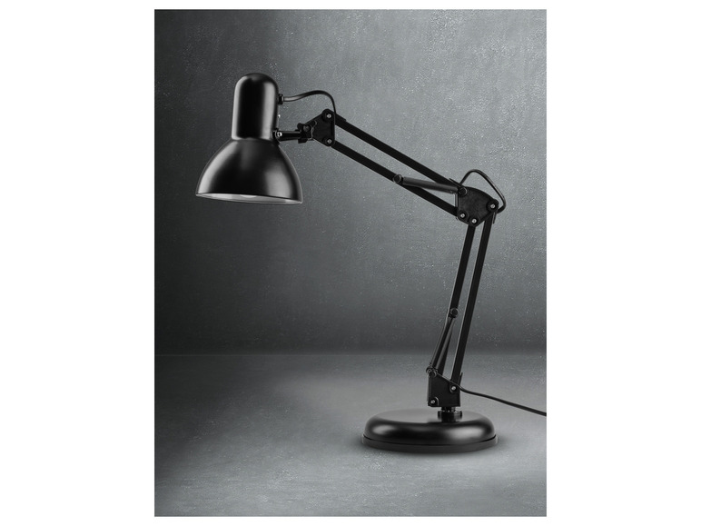 Une lampe de bureau noire ajustable sur un fond gris.