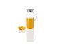 Carafe en verre avec jus d'orange et tranches d'orange.