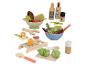 Ensemble de salade jouet en bois avec bols, légumes, râpe, éplucheur et bouteilles d'assaisonnement.