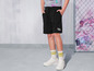 Pantalon de jogging noir avec inscription 'Good Vibes' et baskets blanches.