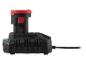 Chargeur de batterie noir avec une batterie rouge et noire attachée.