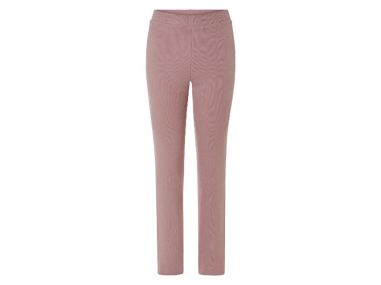 Un pantalon rose ajusté.