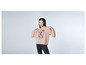 Une femme portant un sweat-shirt rose avec un motif Mickey Mouse.