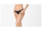 Femme en culotte noire, posant les mains sur les cuisses.