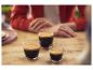 Trois expressos fumants sur une table en bois.