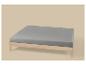 Lit en bois avec matelas gris sur fond beige.