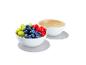 Raspberries, myrtilles et raisins verts dans des bols blancs et en bambou.