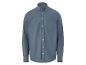 Une chemise bleu clair à manches longues.