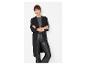 Femme en long cardigan noir, haut gris et pantalon en cuir noir