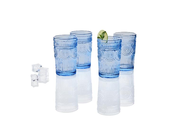 Verres à eau bleus décorés, style vintage, avec glaçons.