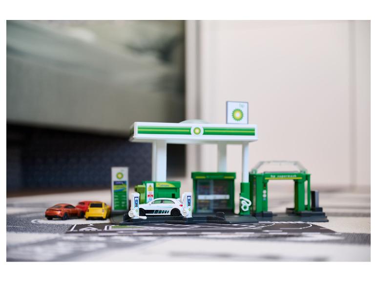 Ensemble de jeu station-service BP avec voitures miniatures sur une piste.