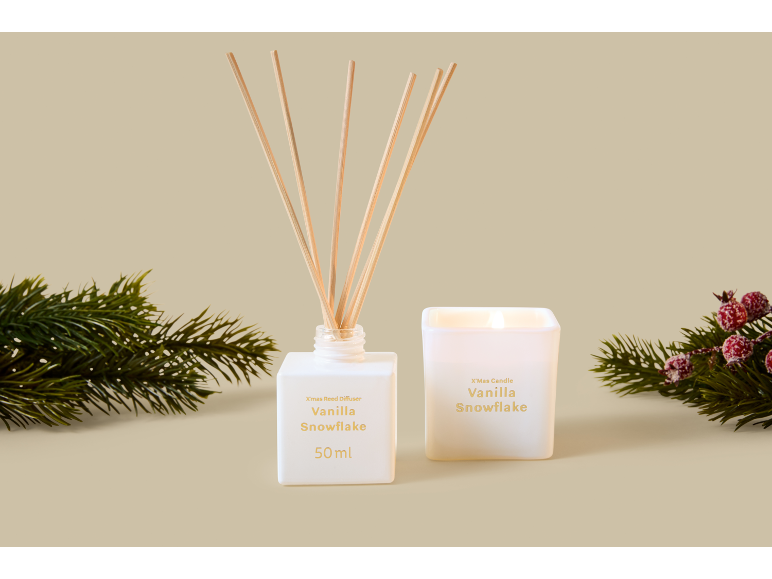 Bougie et diffuseur de Noël parfum flocon de vanille, avec branches de sapin.