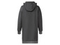 Un sweat-shirt gris à capuche et manches longues.