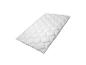 Une couette blanche avec un motif matelassé.