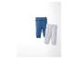 Deux pantalons pour bébés, un bleu et un gris.