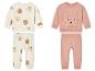 Deux ensembles de vêtements pour bébé avec un imprimé ours et lapin.