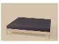 Cadre de lit en bois avec matelas gris foncé sur fond beige.