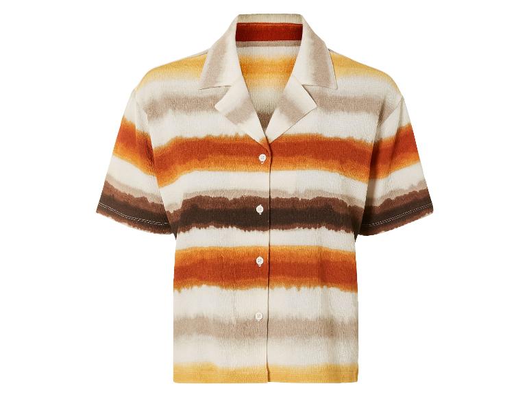 Une chemise blanche à manches courtes avec des rayures dans les tons orange, marron et beige.
