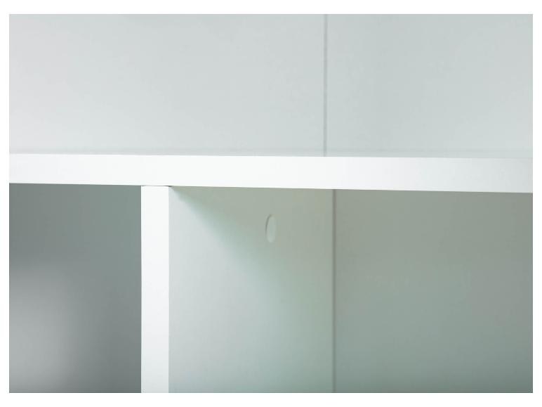 Détail d'une armoire blanche moderne.