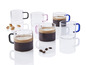 Tasses en verre avec des poignées colorées remplies de café.