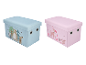 Deux boîtes de rangement pour enfants, une bleu clair avec des animaux de la forêt et une rose avec des animaux de la forêt.