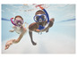 Deux personnes avec des masques de plongée et des tubas nagent sous l'eau dans une piscine.