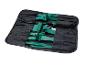 Un ensemble d'outils pour retirer les garnitures, y compris un levier noir et des outils de finition verts.